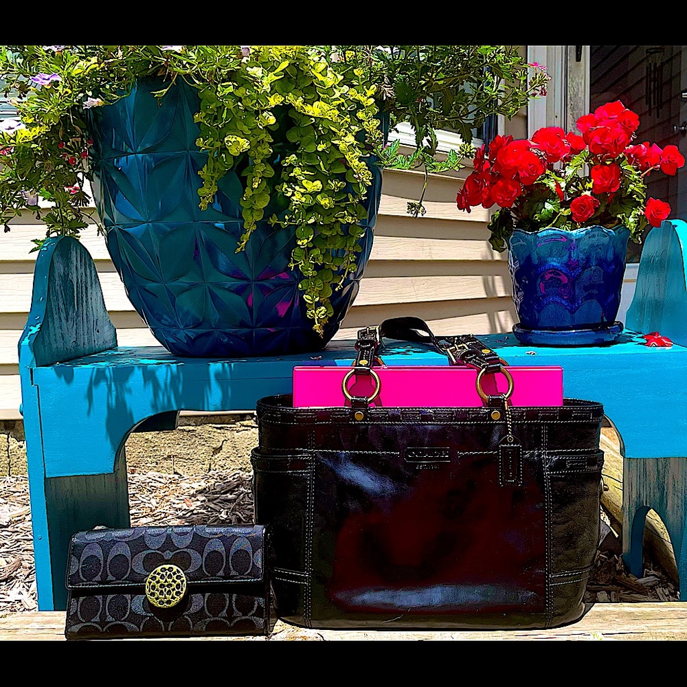 Authentic Coach Tote ๐ Handbag with free matching wallet as a bonus! Black. - Picture 1 of 12